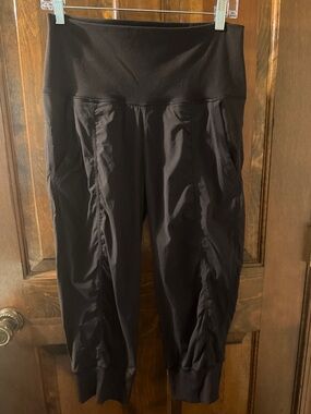 EUC Lululemon Athletics Black Studio Cropped Ankle Pants- Size 8